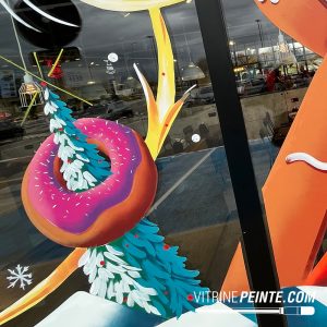 Décors de vitrine Noël tendance 2026 pour commerçant : village de neige immersif avec sapins géants peints sur vitre