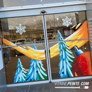 Décoration de vitrine de Noël avec Père Noël dans une fusée au milieu des planètes