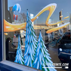 concession automobile : décoration d'un sapin géant de Noël géant en peinture sur vitre pour Noël
