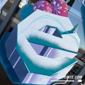 Lettrage en forme dâicebergs Des lettres gĂ©antes taillĂ©es dans la glace sur vitrine