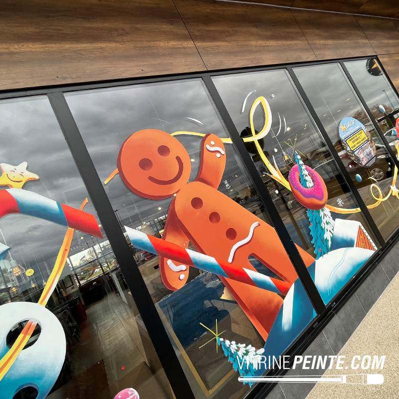 🍪 petit Bonhomme en Pain d'Épice Géant, ti-Biscuit Shrek inspiration déco NOËL 2025, idée décoration spécial vitrine magasin. déco ambiance gourmande.