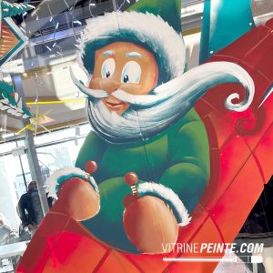 Décoration de vitrine de Noël avec Père Noël dans une fusée au milieu des planètes
