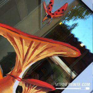 Déco vitrine automne avec champignon et coccinelle
