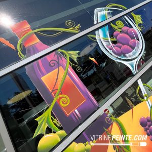 Décoration magain Foire aux Vins : une vitrine spectaculaire avec verre à pied format XXL et grappe de raisin géante