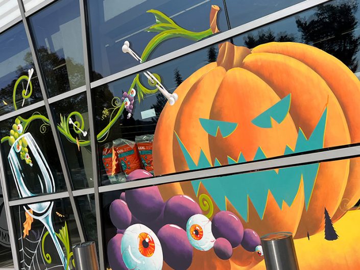 HALLOWEEN-idee.deco.halloween.citrouille.geant.dessin.peinture.vitrine.magasin.vitrine.peinte.8