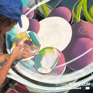 HALLOWEEN-idee.deco.halloween.oeil.zombie.geant.dessin.peinture.vitrine.magasin.vitrine.peinte.6