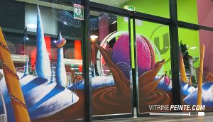 Décoration entrée porte automatique centre commercial pour Noël avec installations gourmande, ambiance féérique