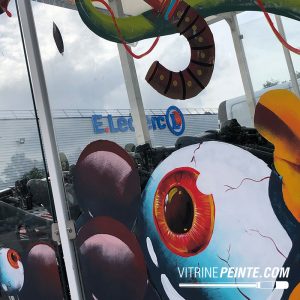 Yeux et globes oculaires Halloween : une décoration de vitrine originale pour les magasins E .leclerc