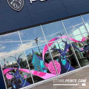peinture sur vitrine Halloween avec arbre maudit, maison hantée et toiles d'araignées géantes