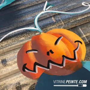 Idée décoration citrouille Halloween pour vitrine de magasin