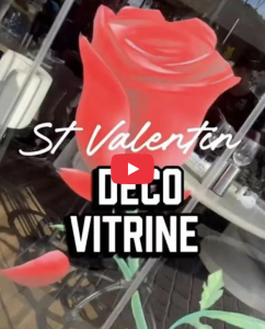 Décoration peinture vitrine Saint-Valentin pour hôtels et restaurants, roses rouges géantes et pétales XXL, scénographie chic et élégante