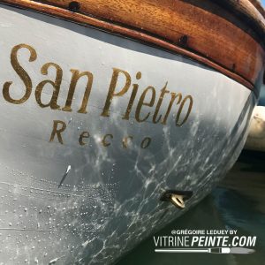 Décorations peinture sur la coque d'un bateau typographie écritue