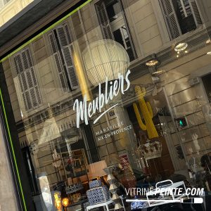 Pourquoi choisir une enseigne sur vitrine peinte à la main ?