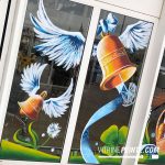 Vitrine de boulangerie avec cloque géante de paques décorée avec une peinture sur vitre