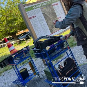 Atelier mobile accompagne chaque intervention de peinture sur vitrine : découvrez notre organisation, nos équipements et notre matériel de travail sur le terrain.