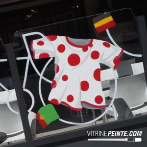 Tour de France 2026 : Vitrines de magasins décorées pour animer les rues commerçantes.