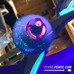 Décoration de vitrine Halloween peinte à la main, fresque phosphorescente avec effets lumineux sous lumière noire
