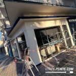Enseigne de magasin peinte Ă la main sur une devanture en bois Ă Mougins