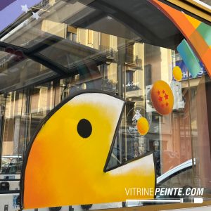 36-CARNAVAL.animation.decoration.roi.pop.culture.inspiration.deco-vitrine-magasin.carnaval.nice.2024.coulisse.atelier.artiste.peinture.aux.algues.PAC-MAN.vintage
