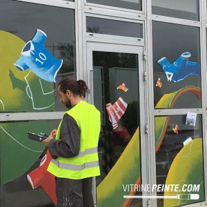 dessin sur vitrine maagsin pour laCoupe du Monde de football 2026 devis prix et tarif artiste à Paris Marseille Nice
