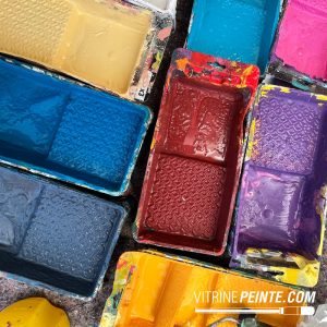 Peinture adaptée à la réalisation de décoration sur vitrine magasin