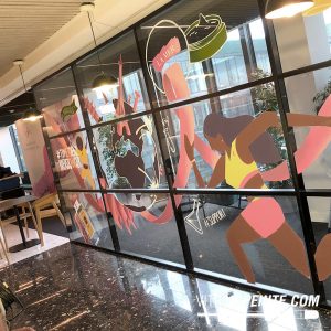 Entreprise spécialisée dans la décoration de vitrines Octobre Rose pour pharmacies et commerces