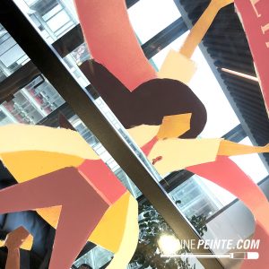 décoration florale avec ruban ROUGE géant