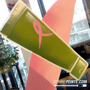 Habillage de vitrine de pharmacie avec un kit de décoration spécial Octobre Rose