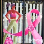 Vitrine de pharmacie Ă Mougins avec une dĂ©coration peinte sur vitre pour lâoctobre rose