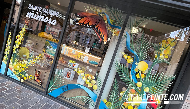 💛 La Route du Mimosa : idée déco originale avec une fleur de mimosa géante, parfaite pour une décoration spéciale Corso fleuri et événements floraux.