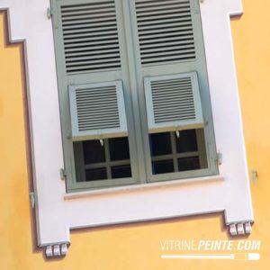 Artiste peintre crĂ©ant un dĂ©cor mural en trompe-lâĆil sur façade