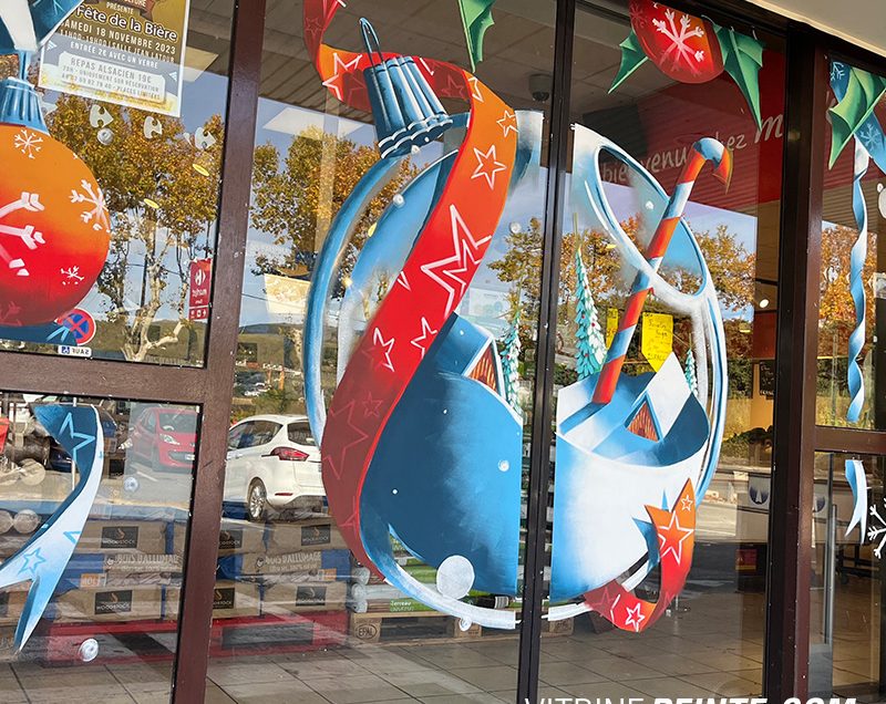Décoration de Noël peinte sur vitrine de centre commercial