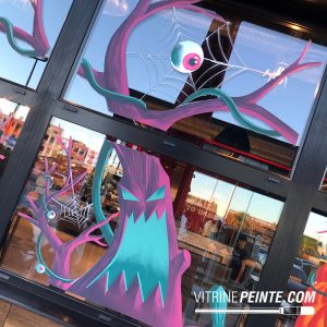 maison-hante-arbre-mort-monstre-toiles-daraignees-geantes-idee-deco-vitrine-magasin-animation-zone-commercial-halloween