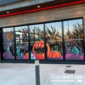 Décoration Halloween pour un restaurant McDonald’s avec tête de citrouille geante