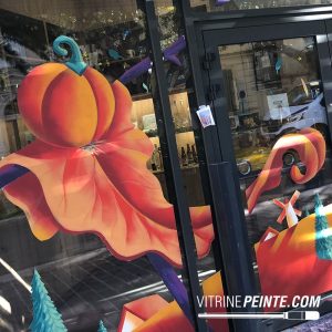 epouvantail-halloween-tete-citrouille-geant-format-xxl-idee-deco-automne-vitrine-speciale-commercant-animation-magasin-zone-commerciale