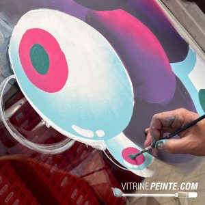 Décoration de vitrine Halloween avec des yeux géants façon cyclope