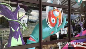 Décoration saisonnière Halloween en centre commercial avec citrouilles géantes et décor immersif.