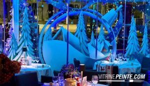 Décoration centre commercial pour Noël avec chalet bois et foret de sapin géante ambiance féérique