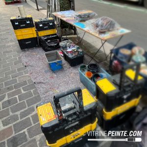 Atelier artiste mobile : formation et matériel professionnel pour peinture sur vitrine, mural et décor artistique