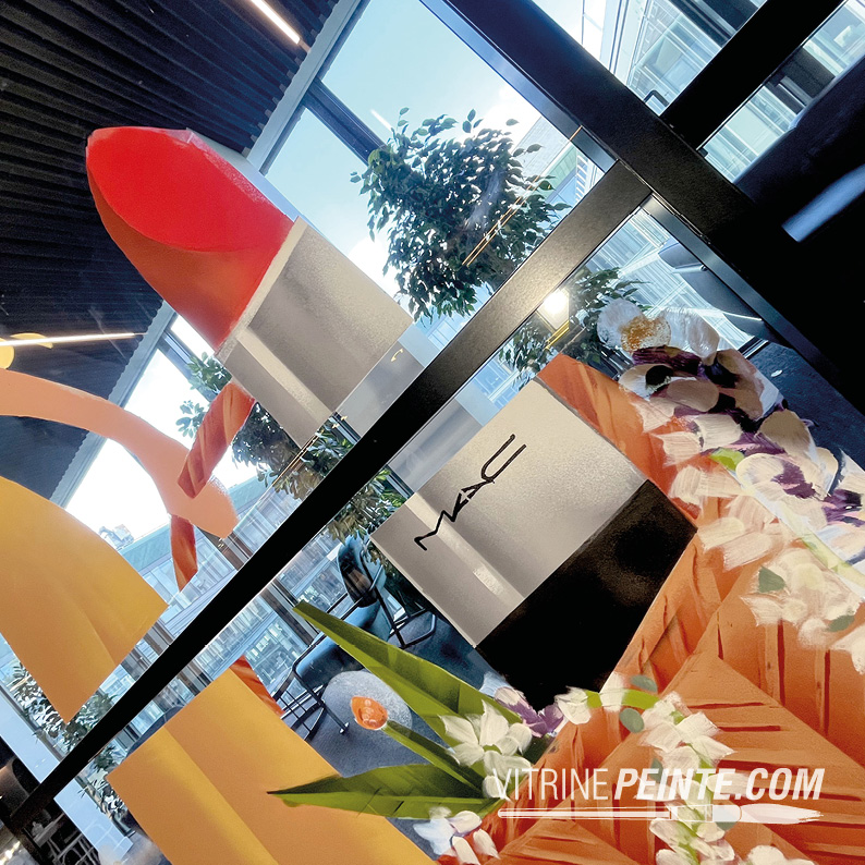 décor Rouge a lèvre MAC géant - idée kit déco cosmétique pour la st valentin spécial magasin pharmacie, parfumerie,