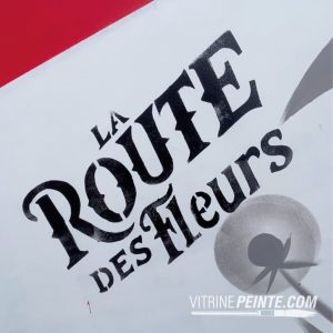 Vitrine Tour de France : Faites briller votre commerce avec l'art de la décoration cycliste !