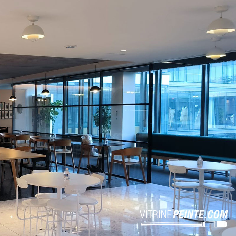 Nettoyage professionnel de stickers, scotch et résidus d’événements sur vitrines à Cap 3000, Polygone Riviera et Saint-Laurent-du-Var.. Vitres et encadrements impeccables, devis gratuit.