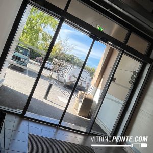 Entrée de centre commercial vitres propres et portes automatiques – nettoyage professionnel NICE devis