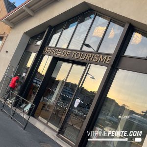 Entreprise de nettoyage de vitres après peinture décorative sur vitrine à st tropez