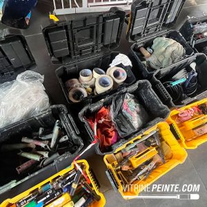 Artiste spĂ©cialisĂ© en peinture sur vitre crĂ©e un dessin sur vitrine Coupe du Monde, idĂ©al pour attirer lâattention en pĂ©riode dâĂ©vĂ©nement sportif.