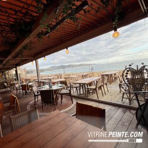 Entreprise de nettoyage de vitres après peinture décorative sur vitrine à Sainte maxime