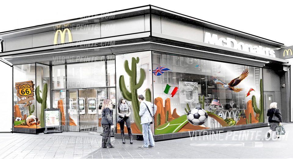 Décoration vitrine XXL ambiance football et Route 66 pour restaurant McDonald’s, spéciale Coupe du Monde 2026 USA, Mexique, Canada.