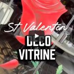 Grande fleur rouge et rose au format XXL peinte directement sur une vitrine pour la Saint-Valentin, décoration artistique temporaire pour un commerce.