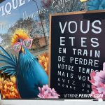 déco vitrine opticien : une peinture et un dessin sur vitre pour une décoration de magasin