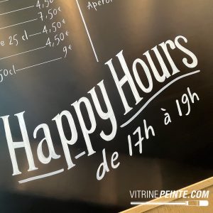 happy hours lettrage Menu sur tableau noir décoré à la craie avec lettrage artistique, illustrations et présentation des tarifs